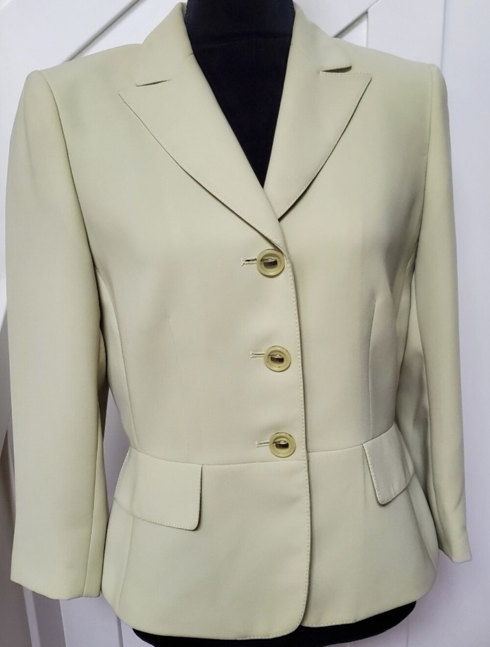 Classic Women's Tailored Blazer - Light Pistachio Green